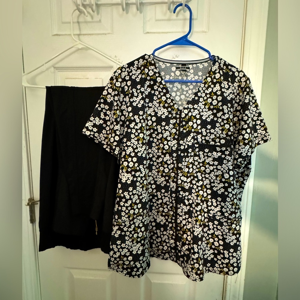 XL Scrubs Elle top & HeartSoul bottom EUC